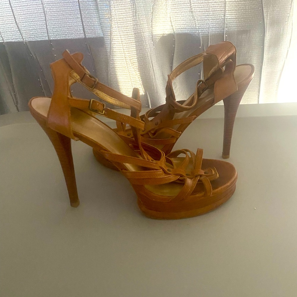 Stuart Weitzman tab 8.5 strapping sandal